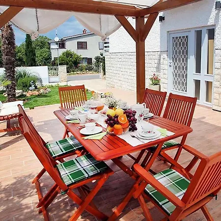 Nice In W/ 3 Bedrooms Banjole