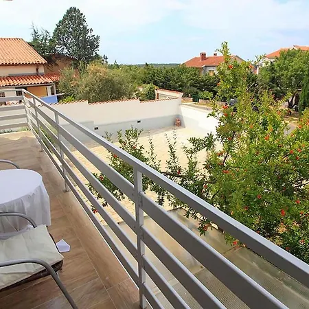 Nice In W/ 3 Bedrooms * Banjole