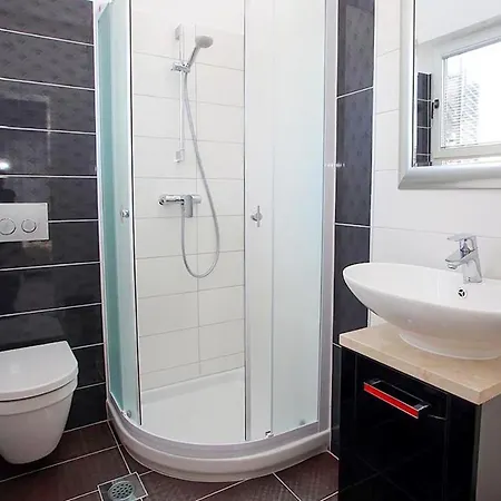 Nice In W/ 3 Bedrooms Appartamento Banjole